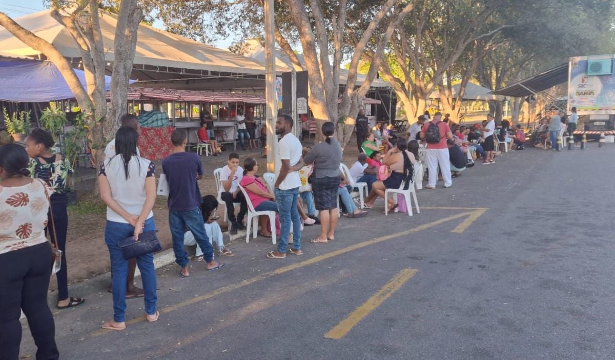 Longa Fila no SAC Móvel na Uefs