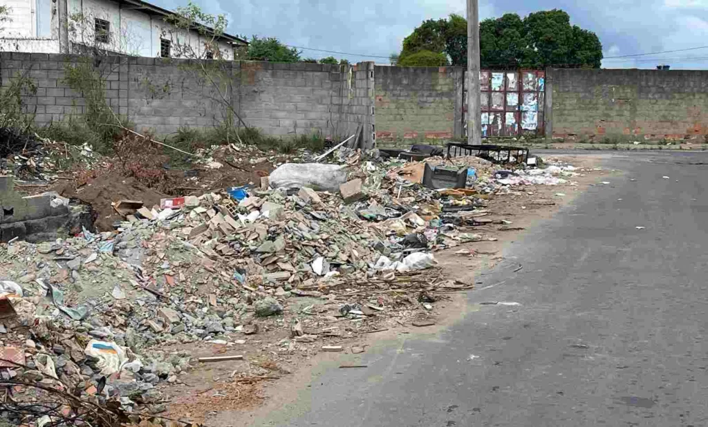 Ônibus quebrando com frequência, buracos e depósito de lixo irregular; confira as reclamações da semana