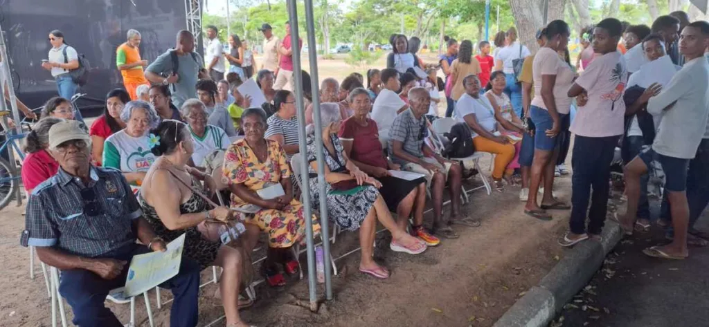 longa fila no sac móvel da Uefs