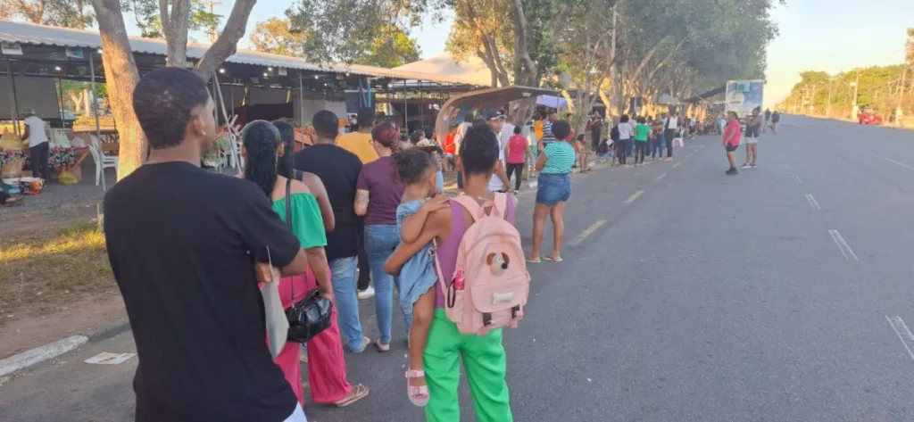 Longa Fila no SAC Móvel na Uefs