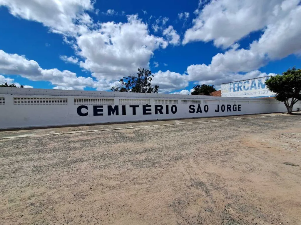 Descarte de entulhos e queima de lixo prejudica cemitério São Jorge