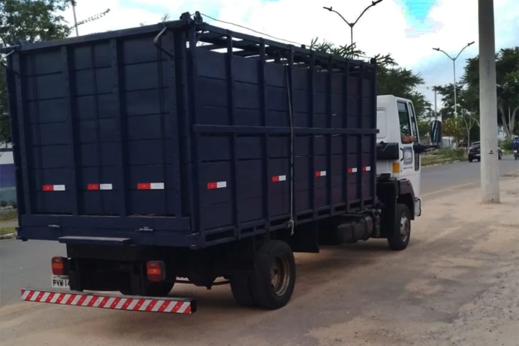 Caminhão para recolhimento de animais de grande porte