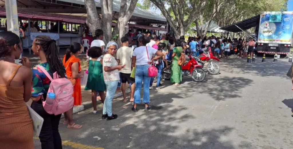 longa fila no sac móvel da Uefs