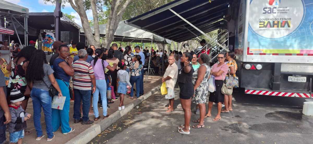 longa fila no sac móvel da Uefs