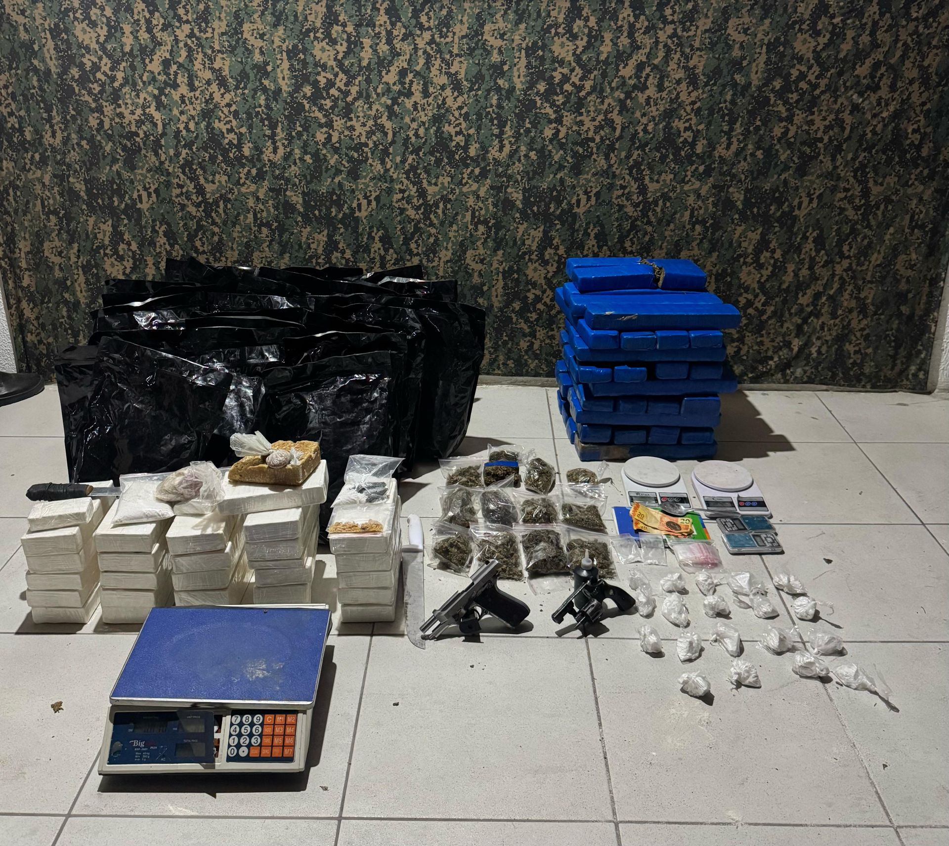 dois - homicídios - apreensão de drogas