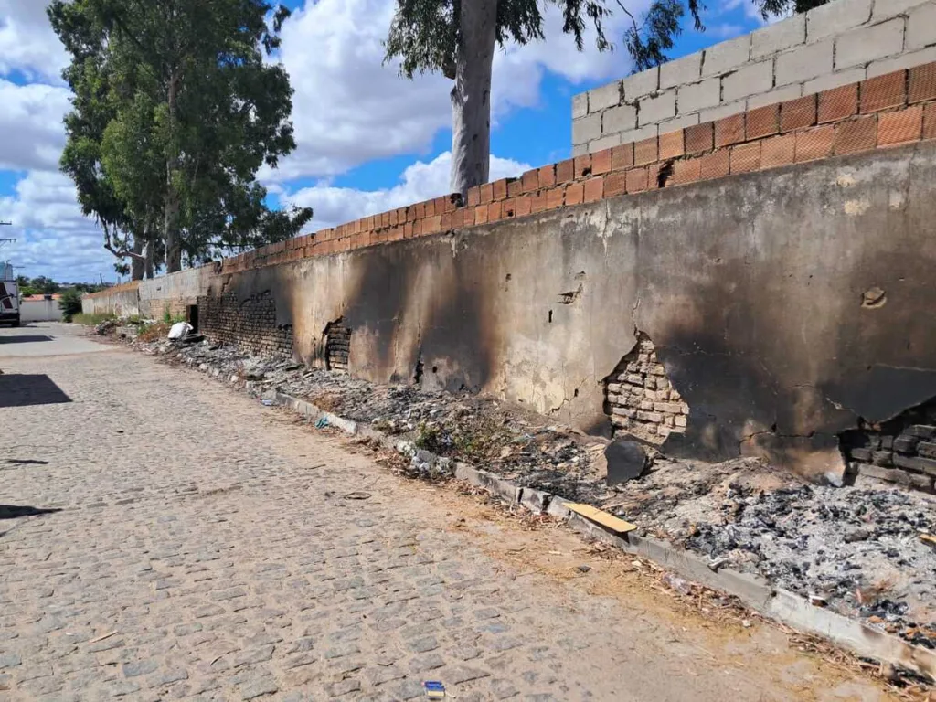 Descarte de entulhos e queima de lixo prejudica cemitério São Jorge
