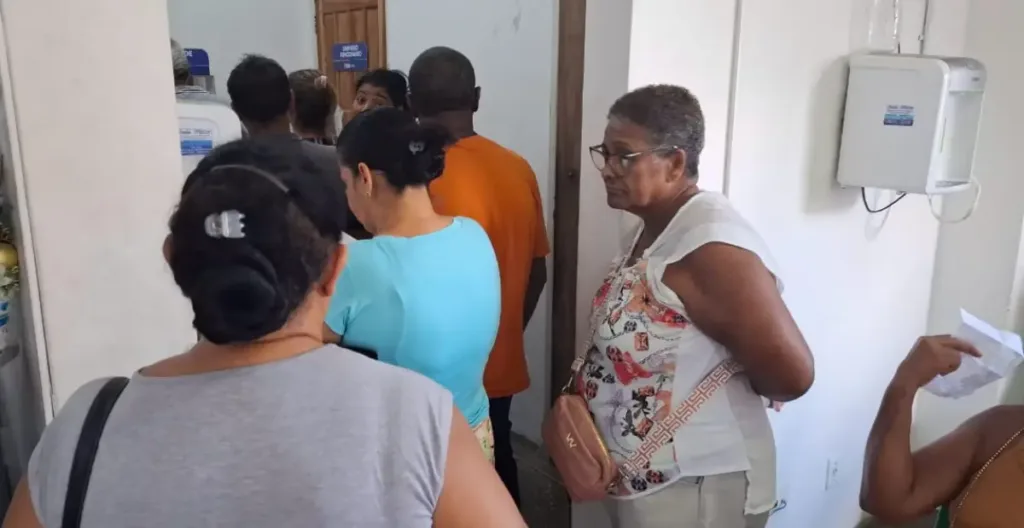 Pessoas aglomeram na Secretaria de Saúde para conseguir Transporte Fora do Domicílio