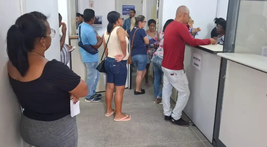 Pessoas aglomeram na Secretaria de Saúde para conseguir Transporte Fora do Domicílio