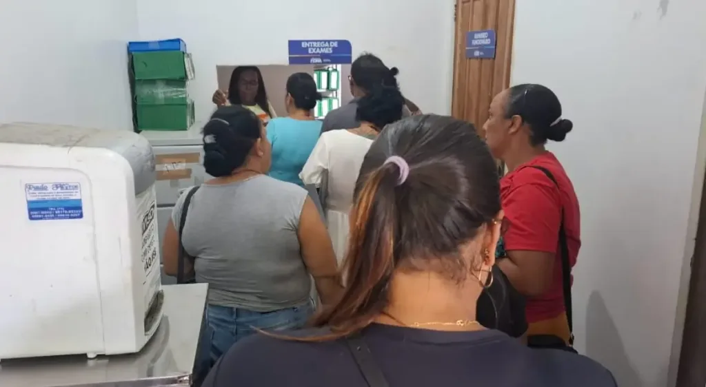 Pessoas aglomeram na Secretaria de Saúde para conseguir Transporte Fora do Domicílio