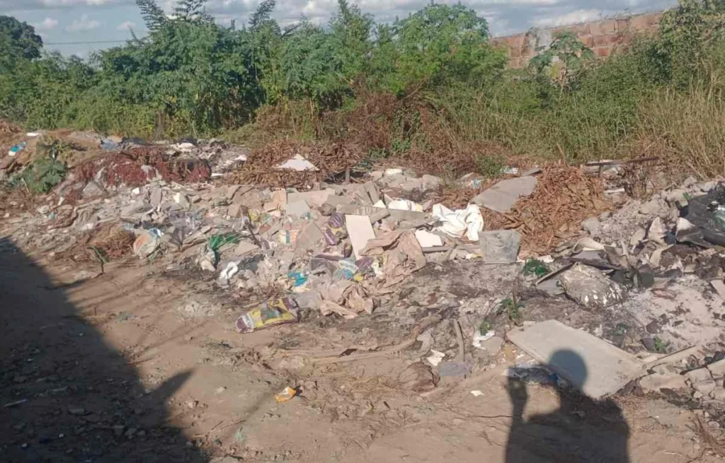 Lixão na Rua Santa Bárbara Mangabeira Foto leitor Acorda Cidade