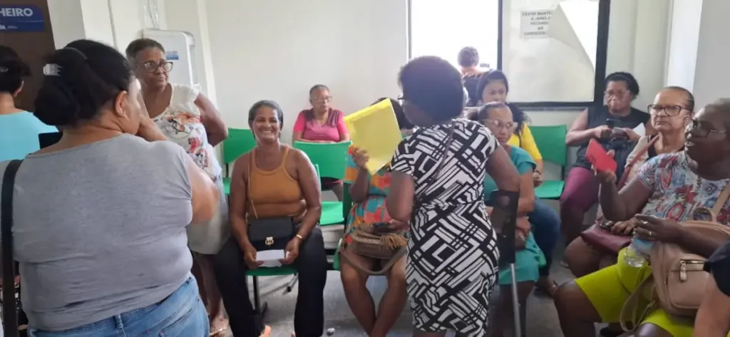 Pessoas aglomeram na Secretaria de Saúde para conseguir Transporte Fora do Domicílio