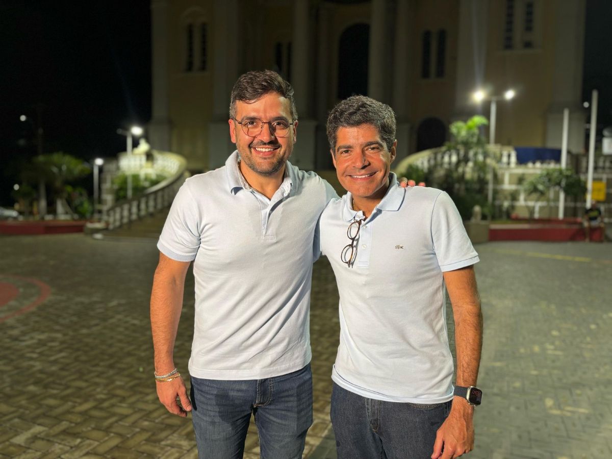 ACM Neto ao lado do prefeito Valderico Jr