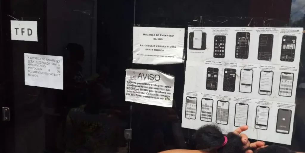 Pessoas aglomeram na Secretaria de Saúde para conseguir Transporte Fora do Domicílio