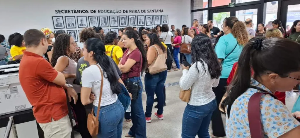 Professores se reúnem no prédio da secretaria de Educação para cobrar revogação de portaria que aumenta a carga horária