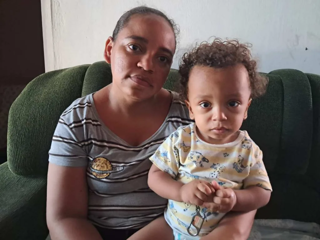 Mãe busca ajuda para conseguir cirurgia urgente para o filho