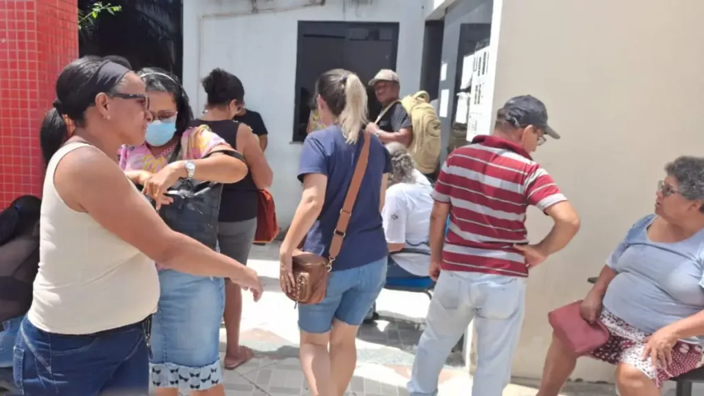 Pessoas aglomeram na Secretaria de Saúde para conseguir Transporte Fora do Domicílio