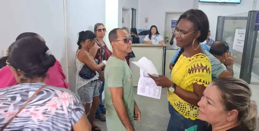 Pessoas aglomeram na Secretaria de Saúde para conseguir Transporte Fora do Domicílio