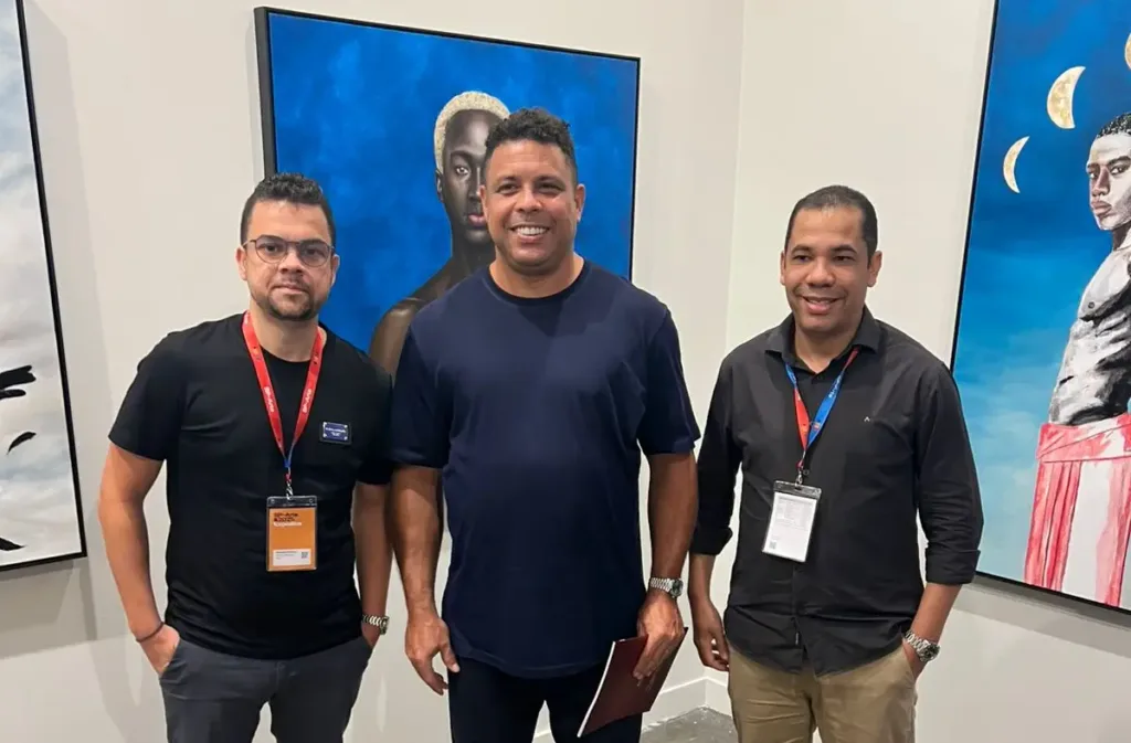 Ricardo Portela, Ronaldo Nazário e Denny Venegeroles com obra escolhida ao fundo