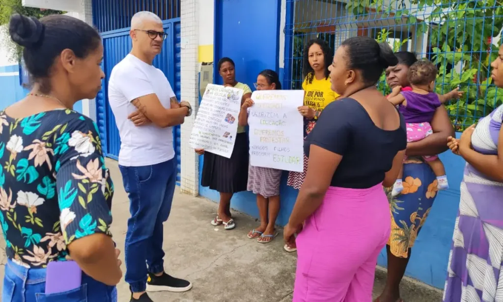 Manifestação na Escola Municipal Vereador Antônio Carlos Coelho