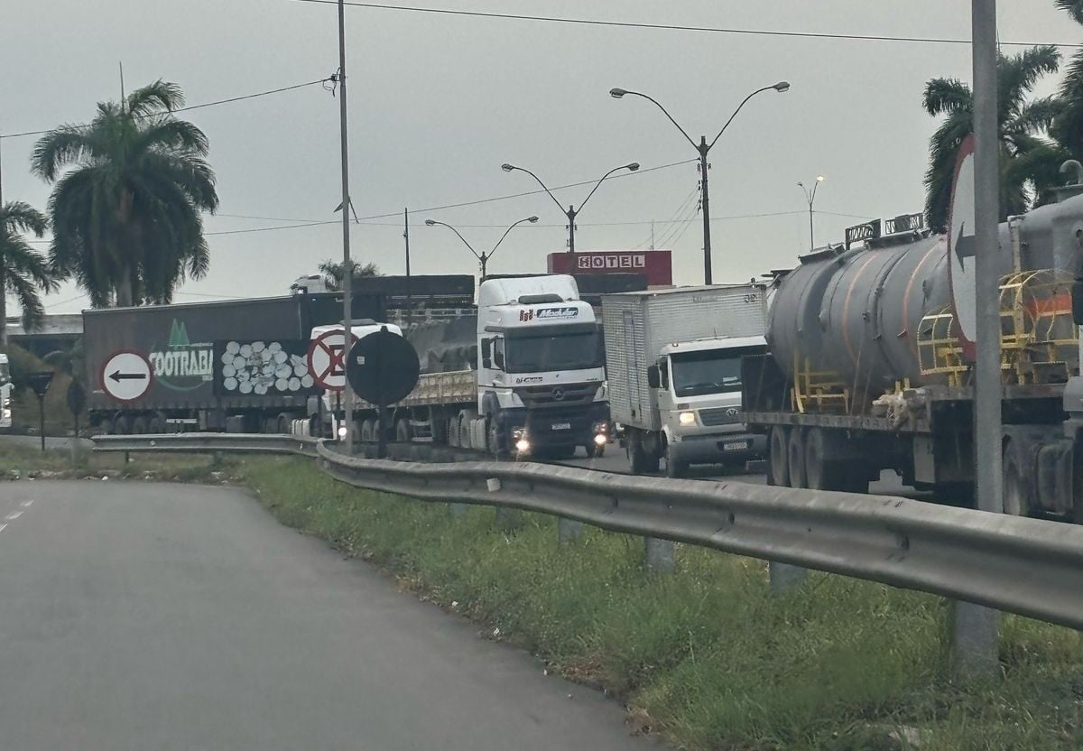 Trânsito lento trânsito congestionando na BR-324 em Feira de Santana