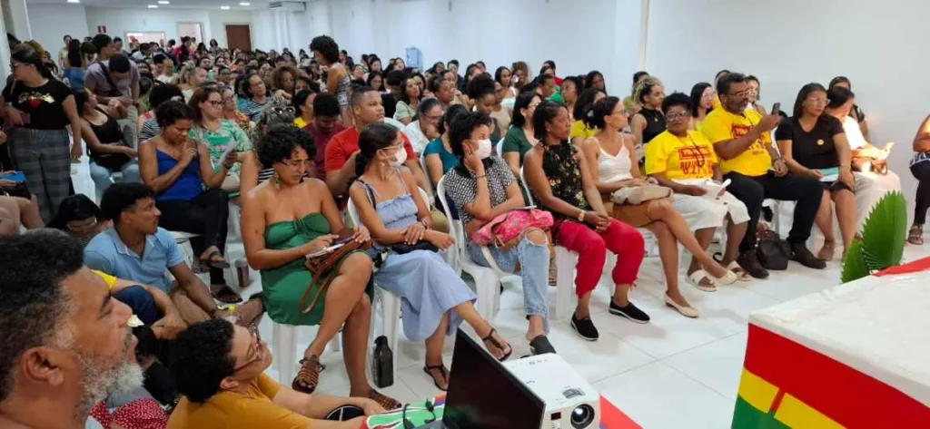 Professores se reúnem no prédio da secretaria de Educação para cobrar revogação de portaria que aumenta a carga horária