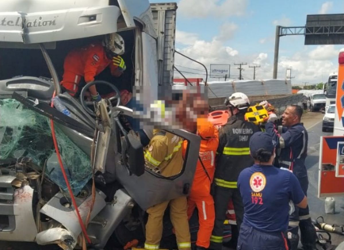 acidente na BR-324 entre dois caminhões