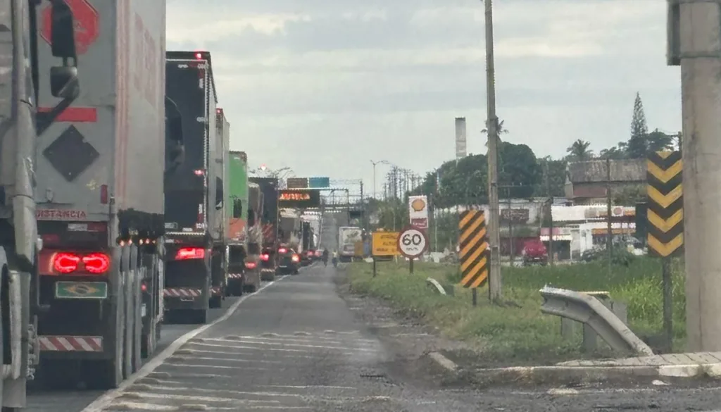 Trânsito lento trânsito congestionando na BR-324 em Feira de Santana