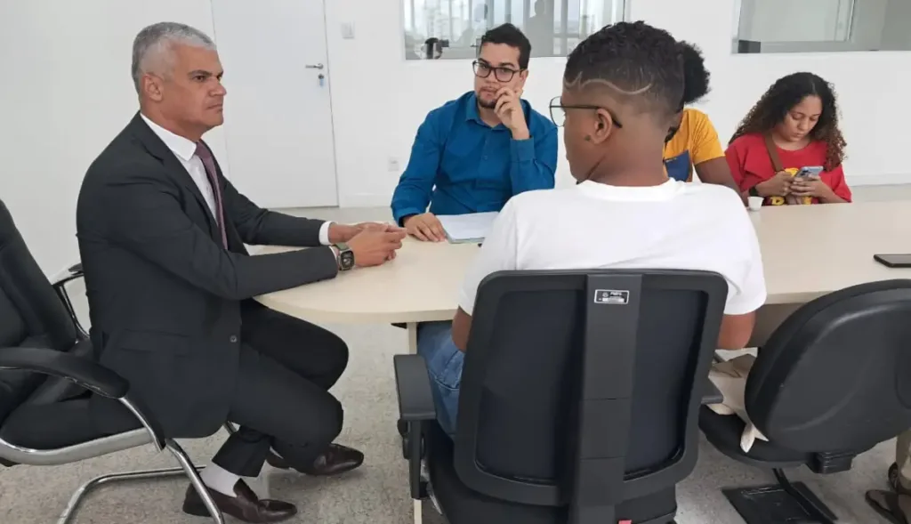 Mobilização de estagiários em frente a Seduc
