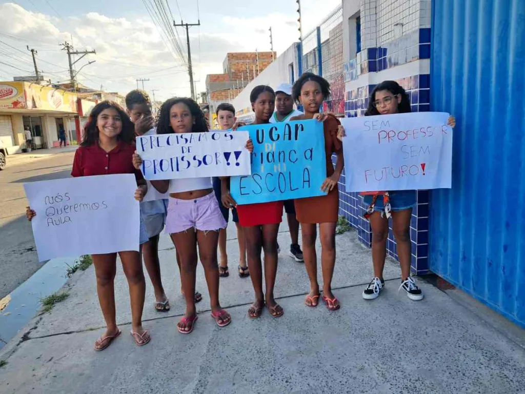 Falta de professor causa protesto de pais e estudantes em escola no bairro Parque Ipê