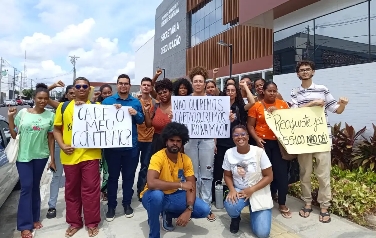 Mobilização de estagiários em frente a Seduc