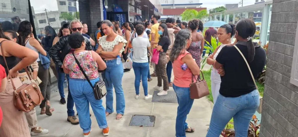 Professores se reúnem no prédio da secretaria de Educação para cobrar revogação de portaria que aumenta a carga horária