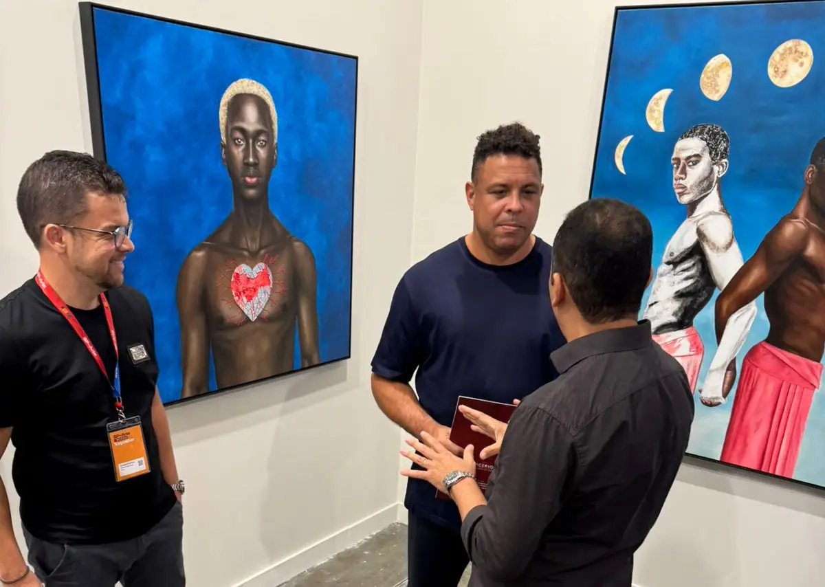 Ricardo Portela, Ronaldo Nazário e Denny Venegeroles com obra escolhida ao fundo