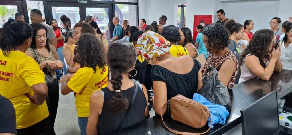 Professores se reúnem no prédio da secretaria de Educação para cobrar revogação de portaria que aumenta a carga horária