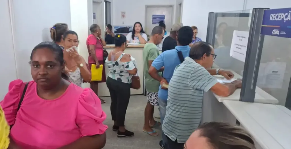 Pessoas aglomeram na Secretaria de Saúde para conseguir Transporte Fora do Domicílio