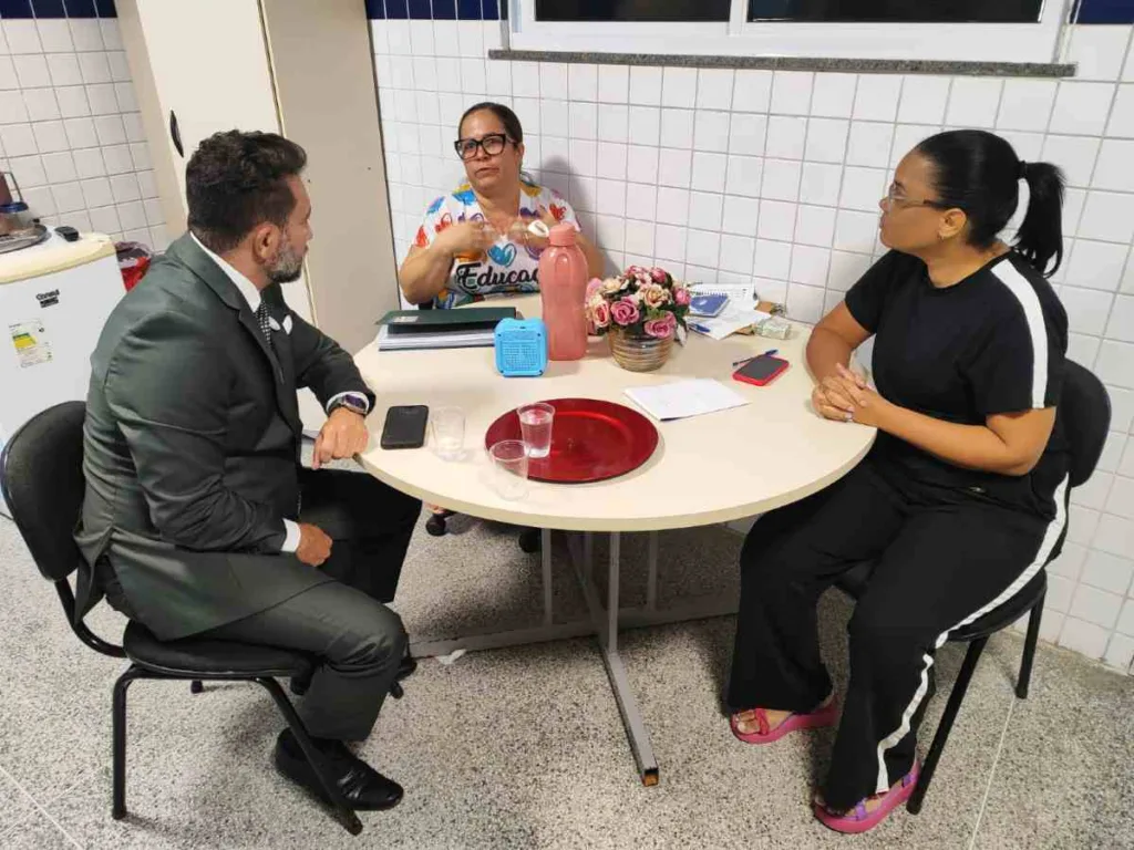 Mãe de criança atípica é impedida de acompanhar filho até a sala de aula