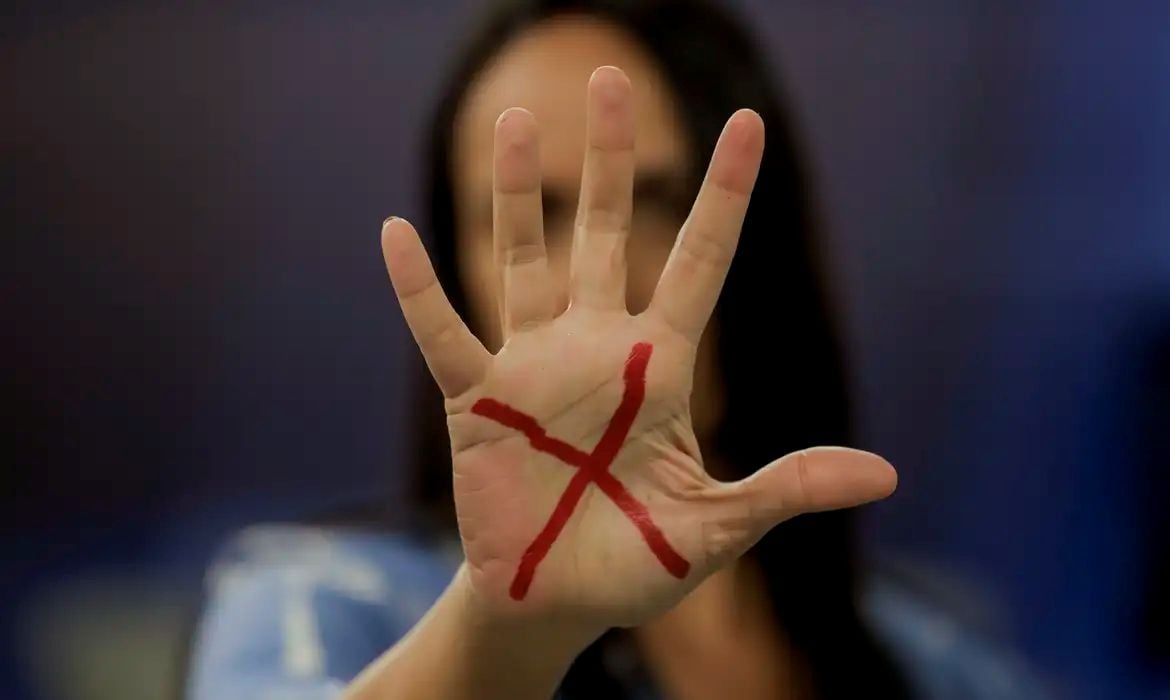 Mulheres vítimas de violência podem ter reconstrução dentária pelo SUS