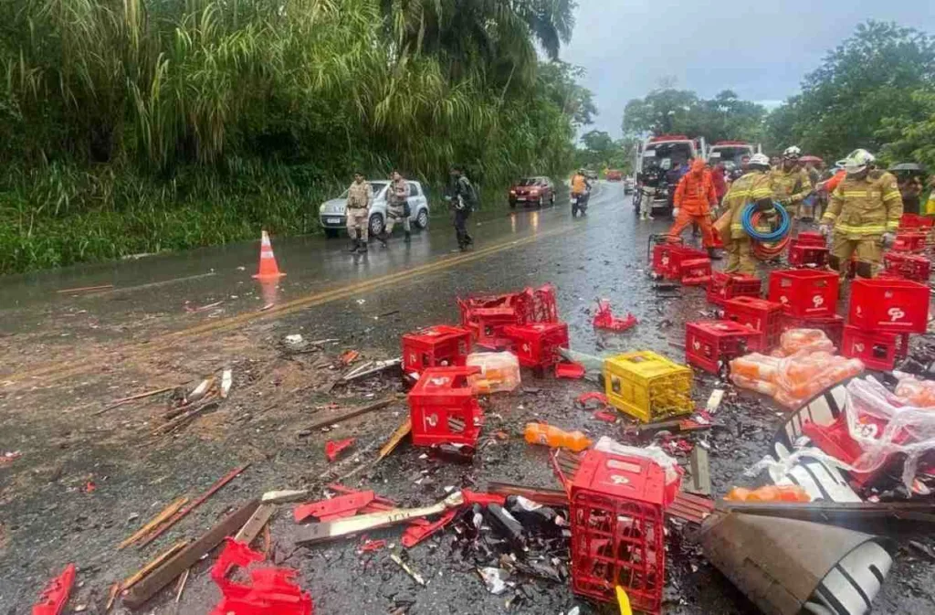 Acidente entre caminhões deixa três funcionários de cervejaria mortos