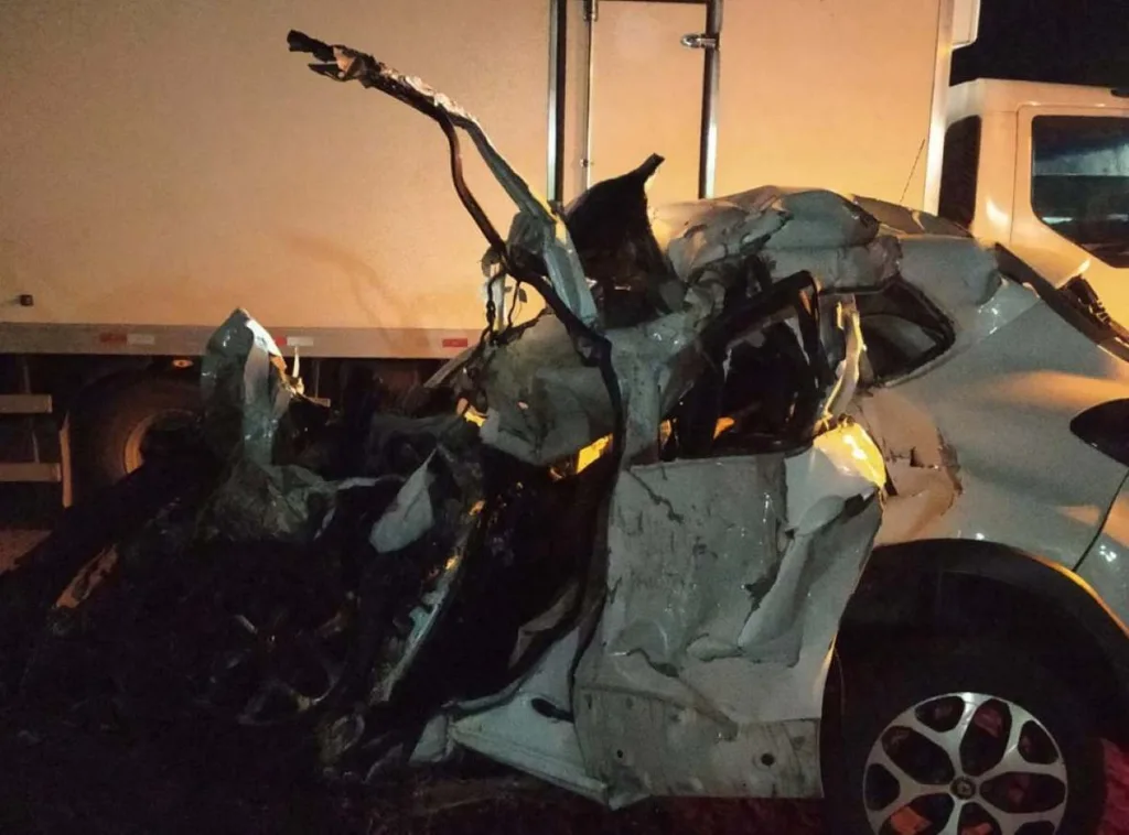 Bombeiros resgatam corpo de motorista das ferragens de veículo após batida com carreta na BR-116