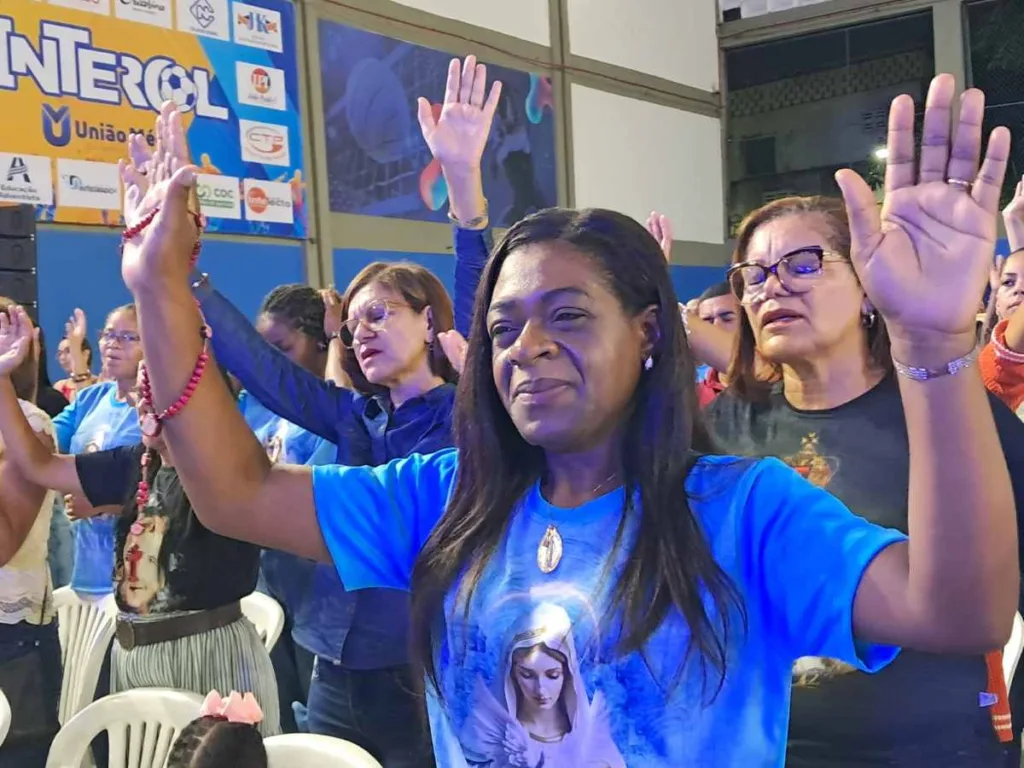 Centenas de pessoas participam da abertura do Vem Louvar 2025