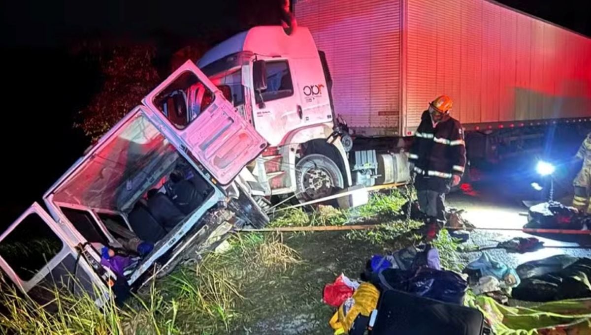 Carreta e micro-ônibus bateram de frente em acidente