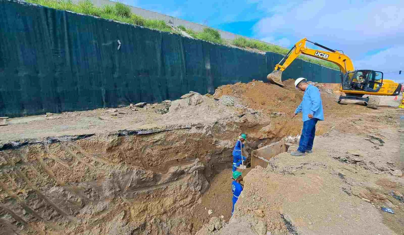 Comerciantes relatam prejuízos por conta de cratera no Anel de Contorno; obras não tem prazo para acabar