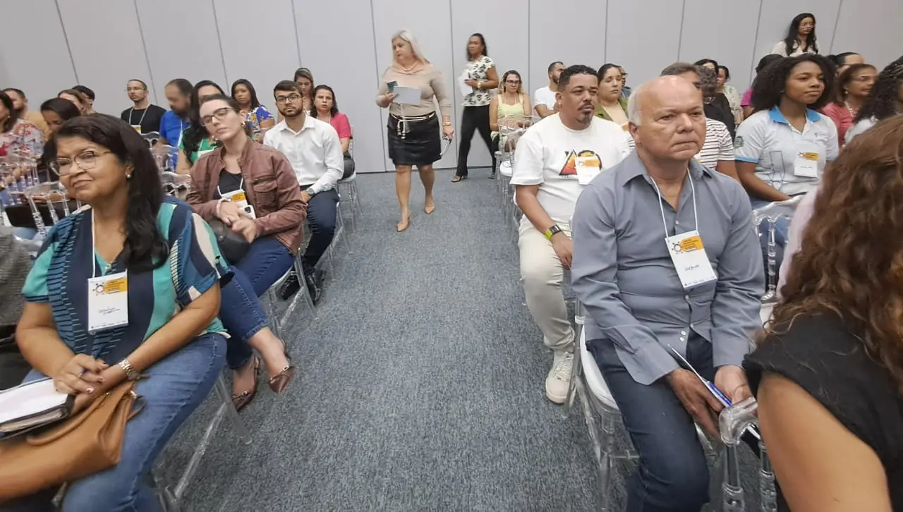prefeitura firma novo convênio com ACBEU para ampliar ensino de inglês na rede municipal