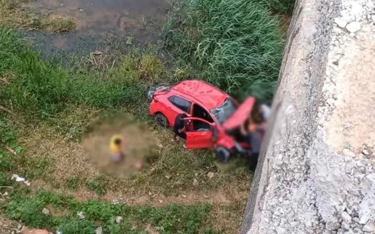 Caminhão desgovernado arremessa carro de ponte na Bahia