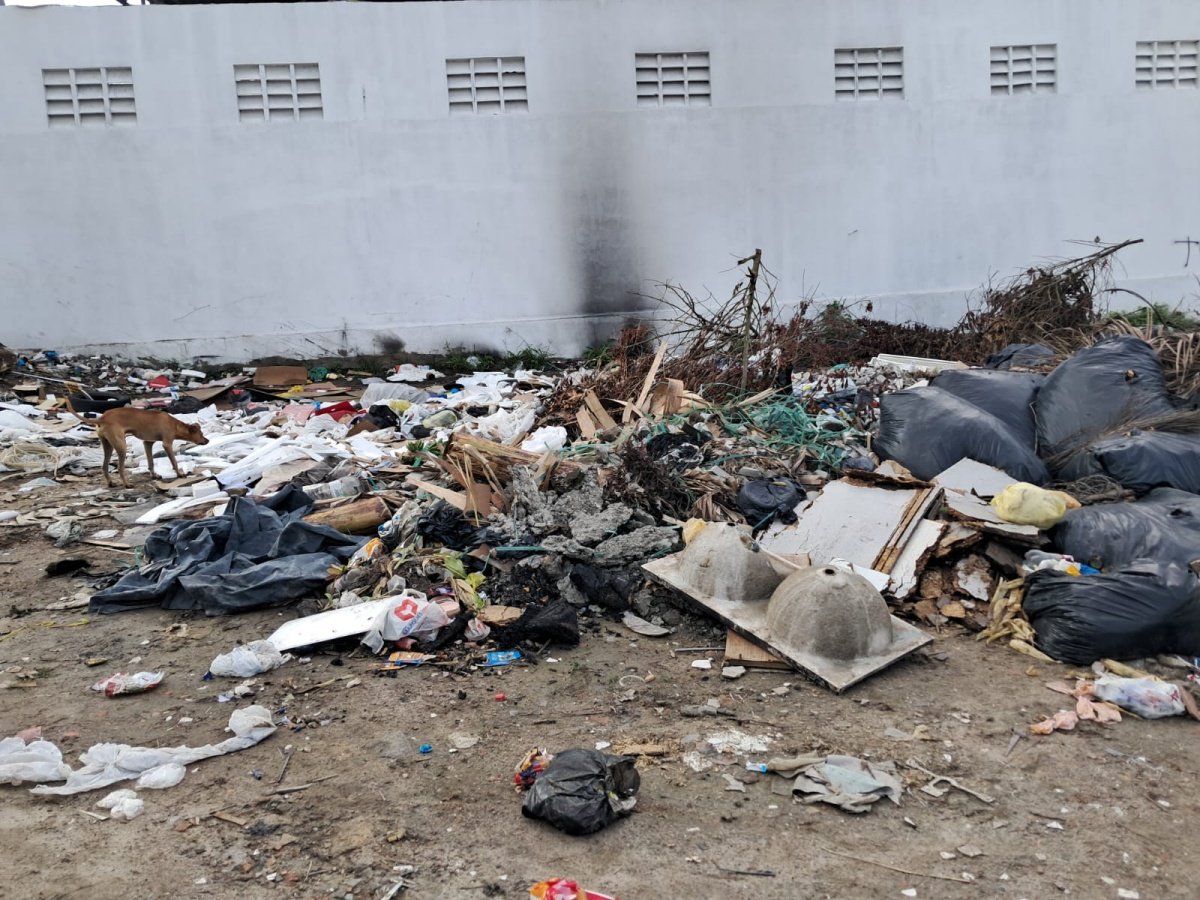 Descarte irregular de lixo nas ruas do bairro Queimadinha