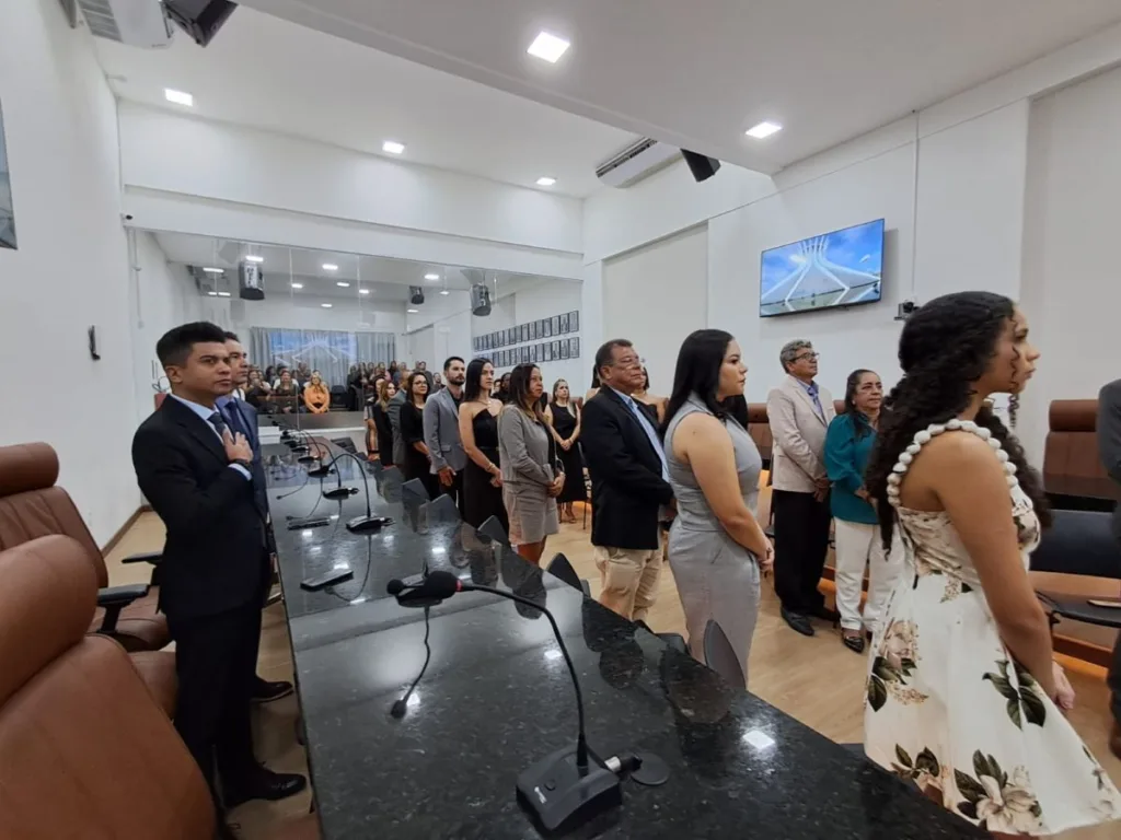 Empresário Ian Rebouças, da Rede de Farmácias Nordeste, recebe Título de Cidadão Feirense e Comenda Maria Quitéria 