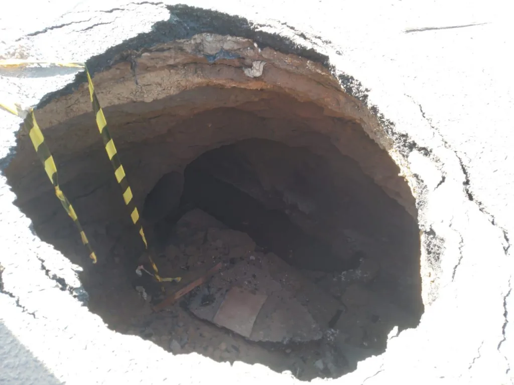 Cratera com cerca de 5 metros atrapalha trânsito no bairro Gabriela