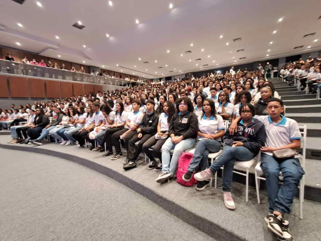 Prefeitura relança o programa Jovem Aprendiz beneficiando quase mil estudantes