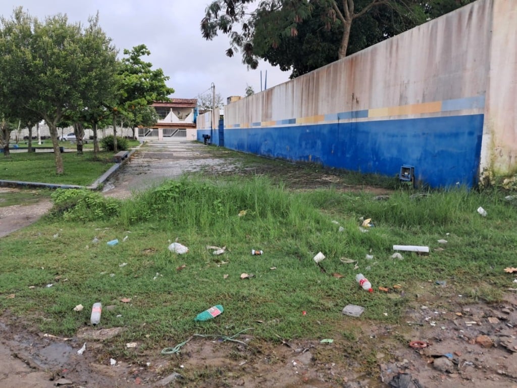 Descarte irregular de lixo nas ruas do bairro Queimadinha