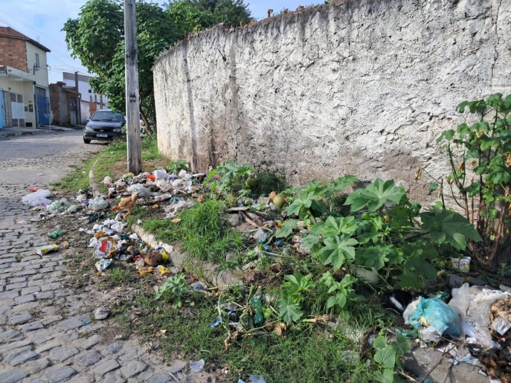 Descarte irregular de lixo nas ruas do bairro Queimadinha