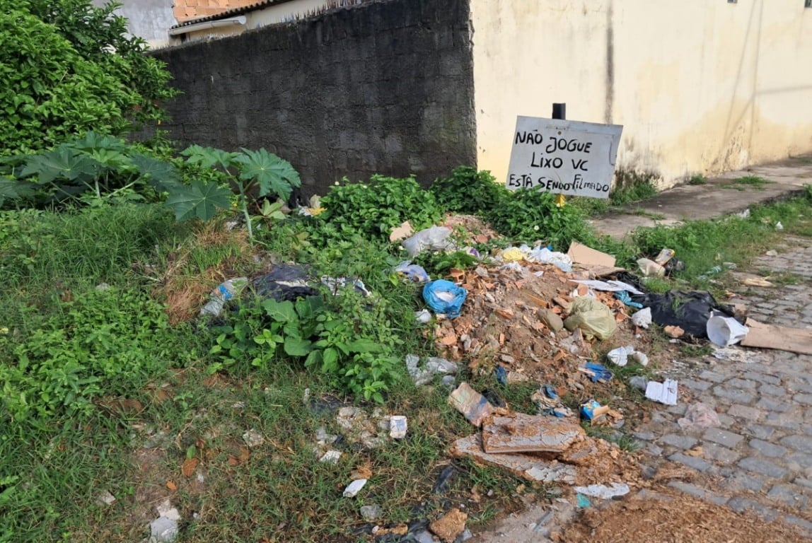 Descarte irregular de lixo nas ruas do bairro Queimadinha